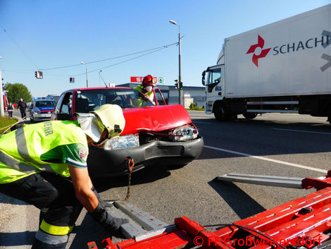 Feuerwehr; Blaulicht; FF Großweikersdorf; Unfall; PKW; B4;
