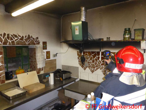 Feuerwehr; Blaulicht; FF Großweikersdorf; Brand; Küche; Heuriger;
