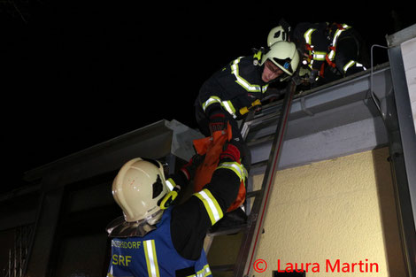 Feuerwehr; Blaulicht; FF Maria Enzersdorf; Tür; Defekt; Kind; Eingeschlossen;