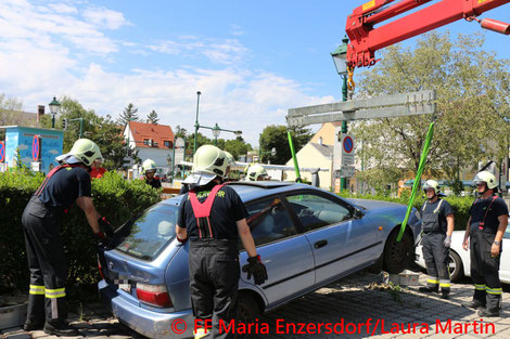 Feuerwehr, Blaulicht, FF Maria Enzersdorf, PKW, Gebüsch, Bergung