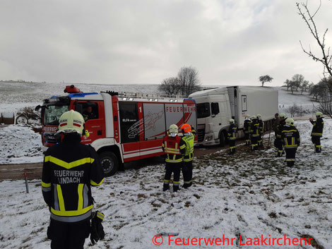 Feuerwehr; Blaulicht; FF Laakirchen; PKW; Unfall; 2 Verletzte;