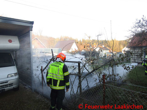 Feuerwehr; Blaulicht; FF Laakirchen; Brand; Gartenhütte;