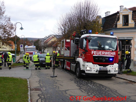 Feuerwehr, Blaulicht, FF Großweikersdorf, PKW, Verkehrsunfall, LB4