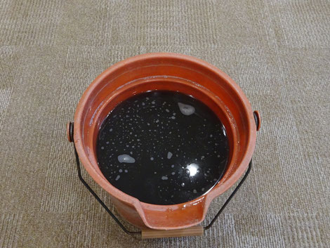 横浜市のクリニック待合カーペット清掃で回収された洗浄後の汚水