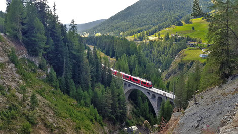 Der Zug überfährt das Val Mela, welches mit einem eindrücklichen Viadukt überspannt wird
