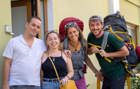 Mehmet, Sinam, Viviane and Bastian in front of their apartment