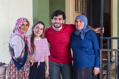 Isas aunt, Irem, Isa and his mum