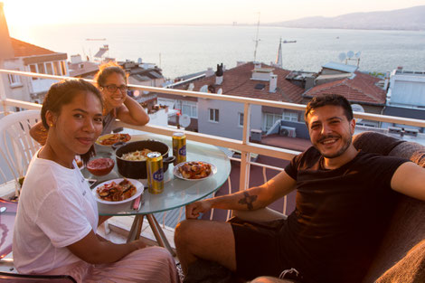 Viviane, Manhia and Asim at the balcony of Asims apartment