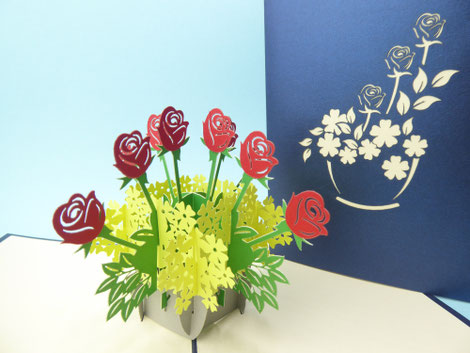 carte pop-up panier de roses rouges et fleurs jaunes, carte fête des grand-mères
