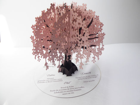 Arbre cerisier du Japon en papier effet pop-up pour le centre de table pouvant servir de numéro de table, nom de table ou menu.