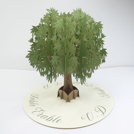 Arbre en papier effet pop-up pour le centre de table pouvant servir de numéro de table, nom de table ou menu.