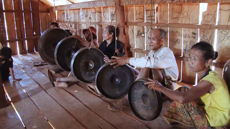 Gongs suspendus dans la maison. Ethnie Kreung. Cambodge. © P. Kersalé.