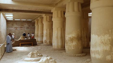 Intérieur de la tombe de Ramose. Au fond, le mur sud et la fresque du cortège funèbre.