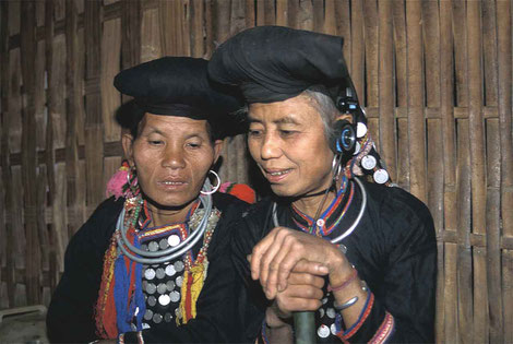 Les chanteuses si la (à G. Ly Cô Kuyên, à D. Hù Cô Xi) écoutant pour la première fois de leur vie l’enregistrement de leur propre voix. © Patrick Kersalé 2001-2024.