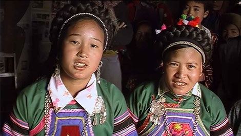 Les chanteuses si la (à G. Ly Cô Kuyên, à D. Hù Cô Xi) écoutant pour la première fois de leur vie l’enregistrement de leur propre voix. © Patrick Kersalé 2001-2024.