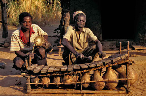 Balafon sur cadre à plat des Gan avec résonateurs oblongs et piriformes. Décembre 1996. © P. Kersalé 1996-2024.