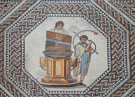 Mosaïque de Nennig. Hydraulis & cornu. © Carole Raddato.