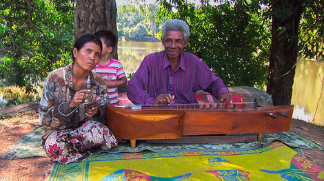 Anh Sopal aux cymbalettes chhing ; Kram Chien à la cithare krapeu. © Patrick Kersalé.
