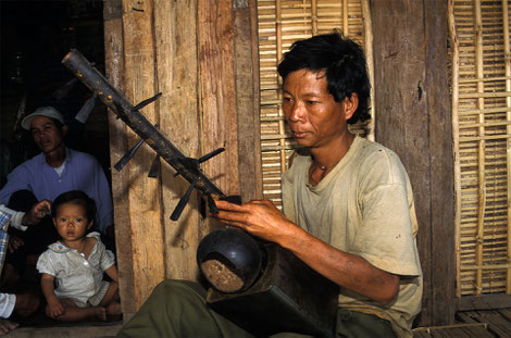 Joueur de cithare ting ning. © P. Kersalé 1997-2024.
