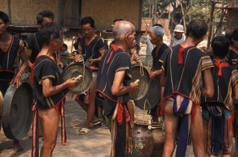 Ensemble de gongs des Bahnar. Viêt Nam joués en circumambulation sénestrogyre. © P. Kersalé.