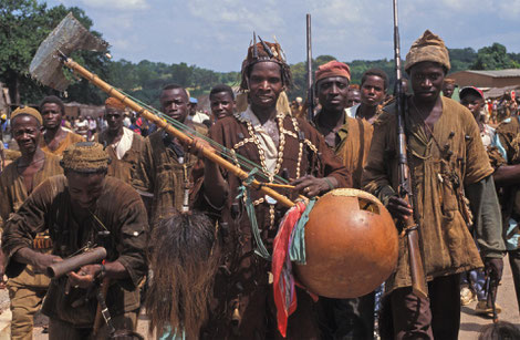 Manifestation de chasseurs près de Diéri. Au centre, la harpe-luth sinbi, à gauche le racle garange. © P. Kersalé 1996-2024.