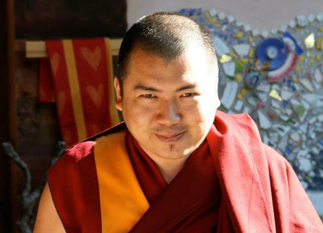 Ven. Lama Tenzin Khenrab Rinpoche Maestro residente al Ghe Pel Ling Di Milano