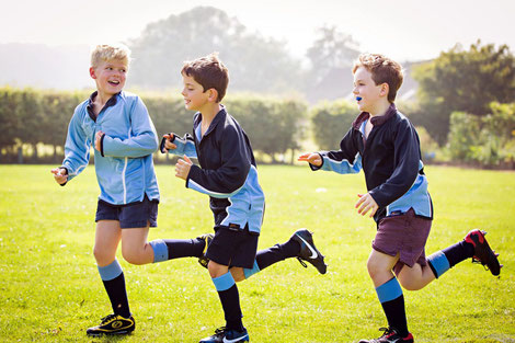 Groupe de jeunes garçons jouant au rugby dans leur boarding school anglaise