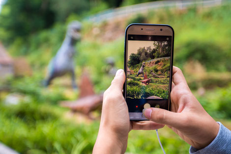 Jeune étudiant prenant une photo avec son téléphone pendant une excursion lors de son séjour linguistique en Angleterre