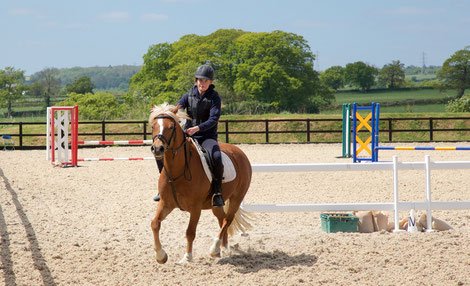 Jeune fille à cheval pendant son cours d'équitation en boarding school anglaise