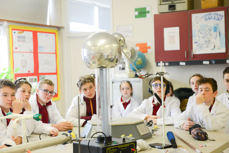 Jeunes gens en uniforme en cours de sciences dans leur boarding school anglaise