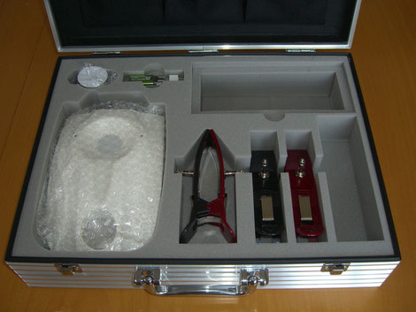 MONICOR mit Zubehör in der Verpackung