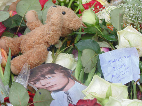 Fans rouwen na de dood van David Bowie, voor de deur van Hauptstraße 155, zijn voormalige woning in Berlijn