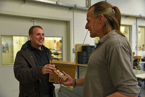 Mirko Wiedeking (links) schenkt einem Inhaftierten einen Schoko-Nikolaus. © Sr. Theresita M. Müller