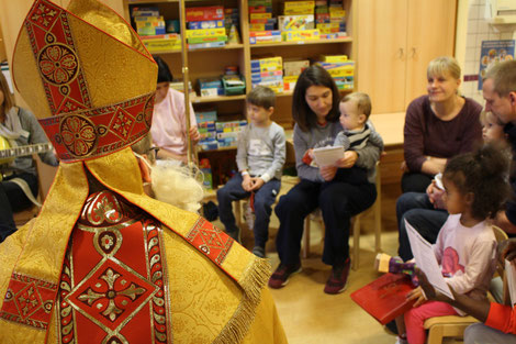 Die Kinder im Krankenhaus singen mit dem Nikolaus ein Nikolauslied. © Theresa Meier