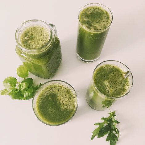 Foto: Grüner Smoothie mit Rukola, Sauerampfer, Basilikum, Mango, Papaya, Banane