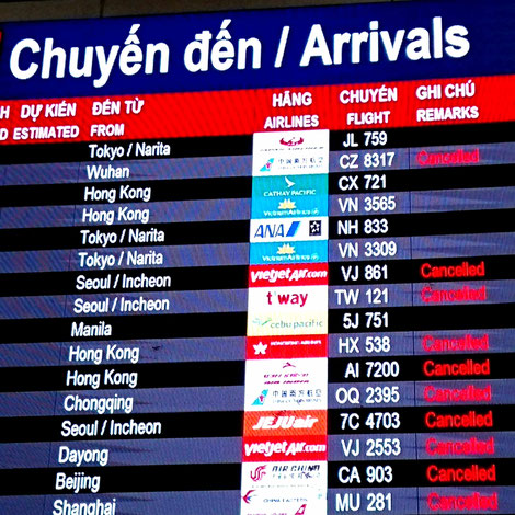 flughafen-airport-saigon-hcm-anzeigetafel-arrivals-ankunft-cancelled-annulliert-storniert-in-corona-covid19