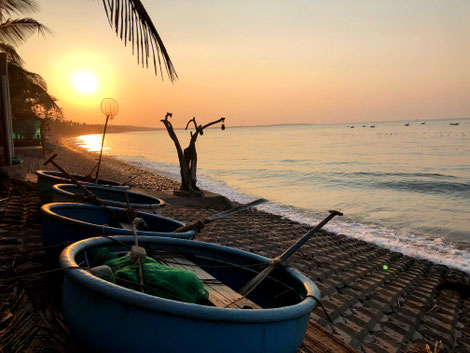 urlaubsstart-vietnm-urlaub-auszeit-reisen-während-in-zeiten-von-virus-corona-covid19-sonnenaufgang am meer