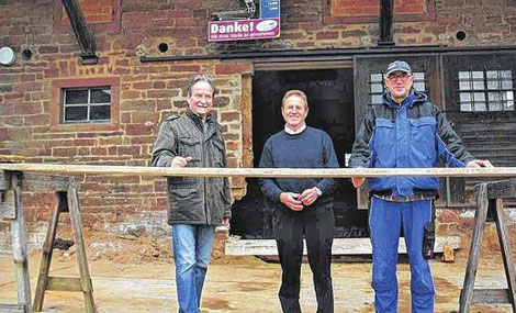 Es geht voran: Für den Dorfladen in Wiesenfeld haben die Abrissarbeiten in der Raiffeisen-Lagerhalle begonnen. Die ehemalige Rampe (im Hintergrund) wurde entfernt. Bild zeigt v. l. Armin Schäfer, Hans Müller und Raimund Mehrlich (Foto: Klaus Gimmler)