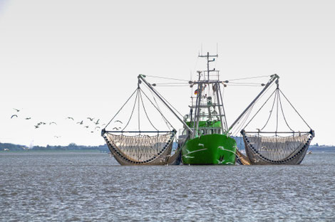 Fischkutter in der Nordsee mit ausgelegten Netzen