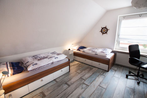 Zweites Schlafzimmer, mit zwei Einzelbetten und Schreibtisch