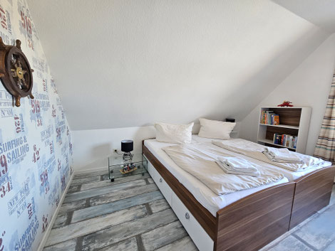 Zweites Schlafzimmer, mit zwei Einzelbetten und Schreibtisch