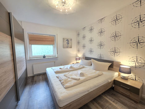 Zweites Schlafzimmer, ebenfalls mit großer durchgehender Matratze