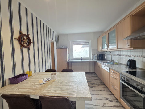 Große helle Küche mit warmen Holzfußboden