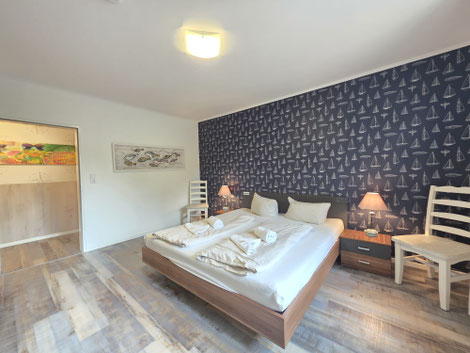 Großes, helles Schlafzimmer, mit Rollladen verdunkelbar