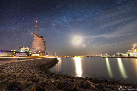 Skyline Bremerhaven mit Sail-City Hotel