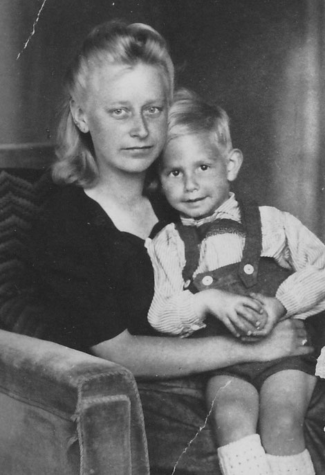 Unsere Mutter mit unserem ältesten Bruder Karlheinz