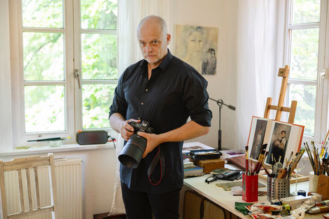 Jochen Quast in seinem Atelier ⎥ Foto: Ulrike Bals ⎥ 2023