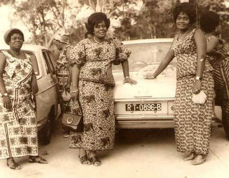 3 Nana Benz posent devant une Mercedes Benz, la photo est en noir et blanc et montre un style des années 1960 1970