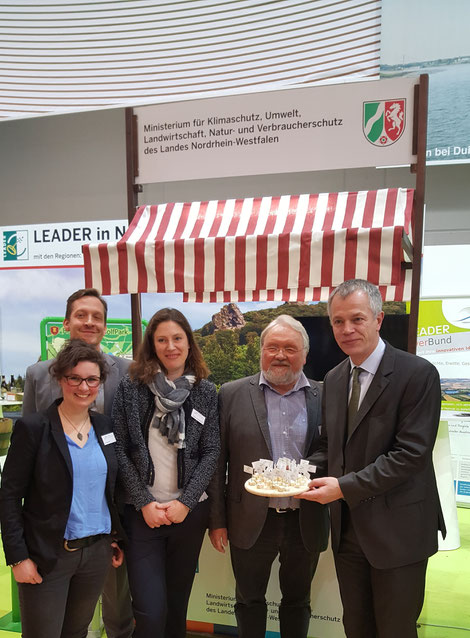 NRW-Landwirtschaftsminister Johannes Remmel zeigte sich begeistert von den mitgebrachten Spezialitäten der Region 5verBund (v.l.n.r. Pia Weischer, Andreas Pletziger, Kathrin Hunstig-Bockholt, Franz Pieper, Johannes Remmel)
