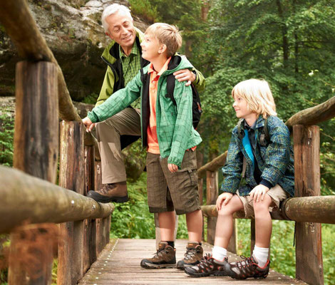 Kinder mit Einlagen beim Wandern
